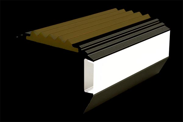 Алюминиевый накладной профиль против скольжения GlowStep45 с светодиодной подсветкой