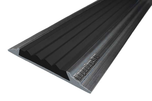 Алюминиевый накладной угол АУ42 с одной ставкой черного цвета против скольжения