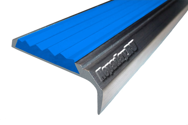 Алюминиевый накладной угол АУ42 с одной ставкой синего цвета против скольжения