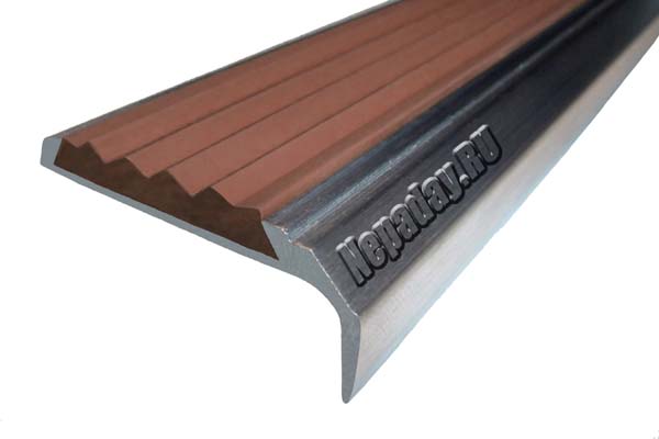Алюминиевый накладной угол АУ42 с одной ставкой коричневого цвета против скольжения