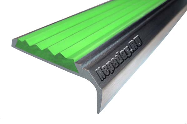 Алюминиевый накладной угол АУ42 с одной ставкой зеленого цвета против скольжения
