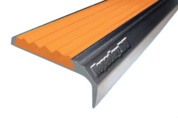 Алюминиевый накладной угол АУ42 с одной ставкой оранжевого цвета против скольжения