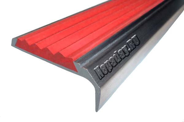 Алюминиевый накладной угол АУ42 с одной ставкой красного цвета против скольжения