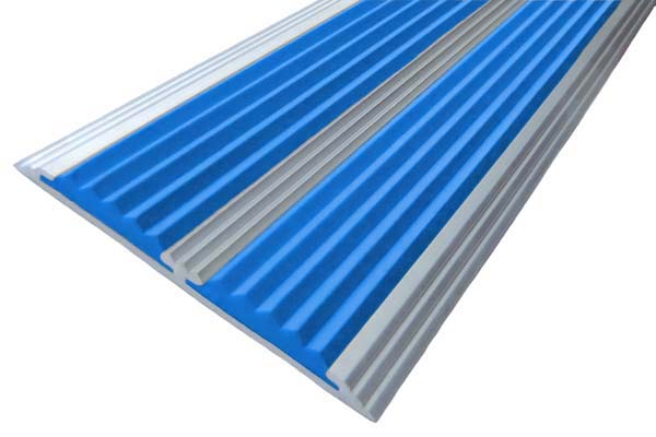 Алюминиевая накладная полоса с двумя вставками против скольжения синьего цвета