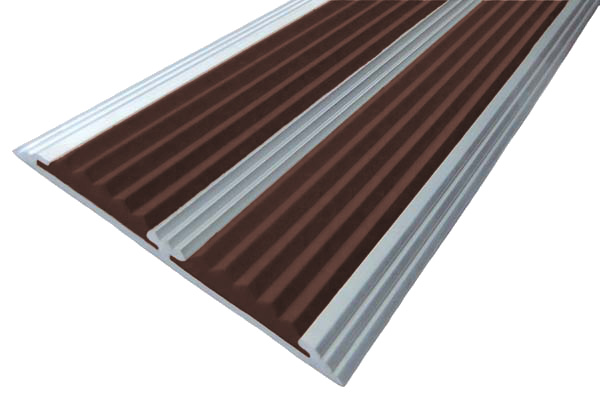 Алюминиевый накладной угол с двумя вставками темно-коричневого цвета против скольжения
