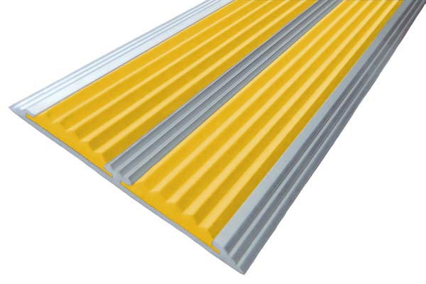 Алюминиевый накладной угол с двумя вставками желтого цвета против скольжения