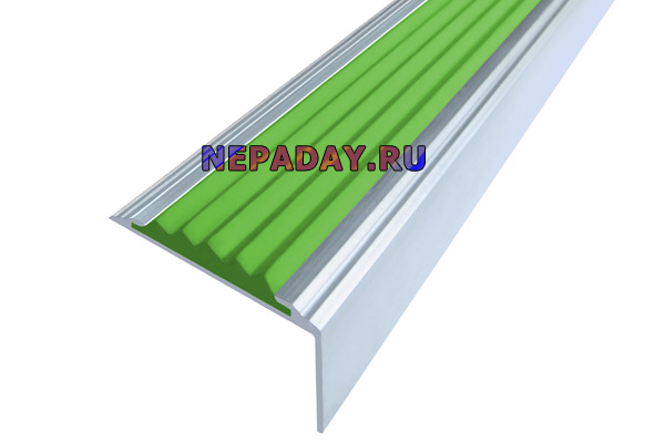 Алюминиевый накладной угол Стандарт с одной зеленой вставкой против скольжения