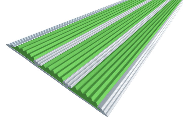 Алюминиевая накладная полоса с тремя вставками зеленого цвета против скольжения