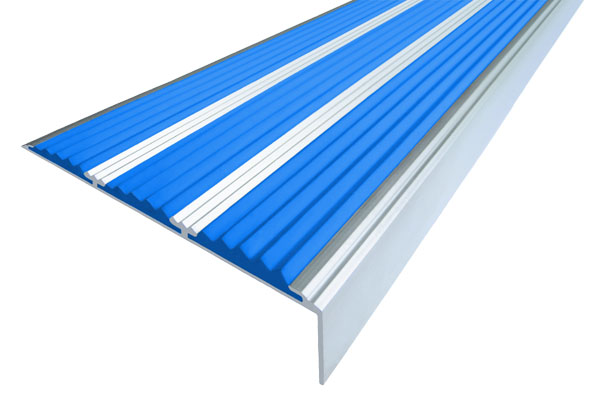 Алюминиевый накладной угол с тремя вставками синего цвета против скольжения