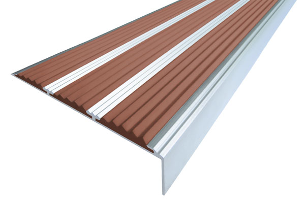 Алюминиевый накладной угол с тремя вставками коричневого цвета против скольжения