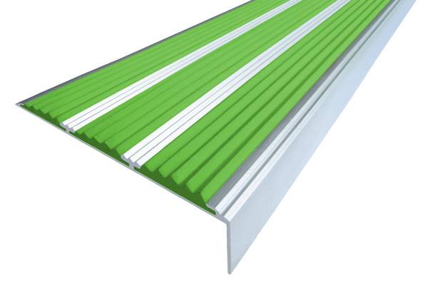 Алюминиевый накладной угол с тремя вставками зеленого цвета против скольжения
