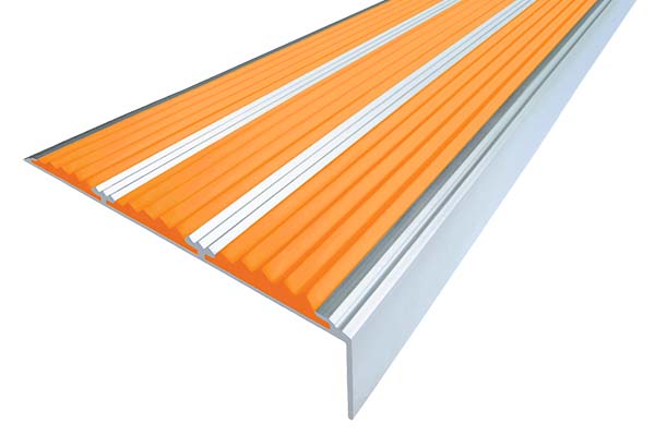 Алюминиевый накладной угол с тремя вставками оранжевого цвета против скольжения