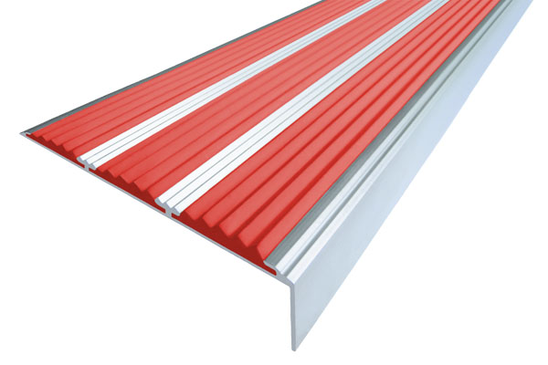 Алюминиевый накладной угол с тремя вставками красного цвета против скольжения