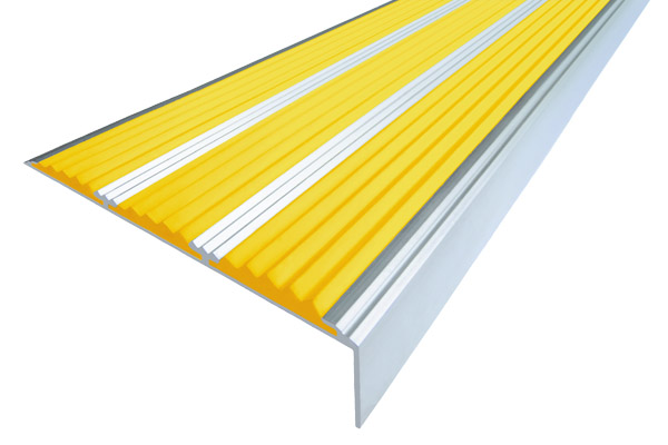 Алюминиевый накладной угол с тремя вставками желтого цвета против скольжения