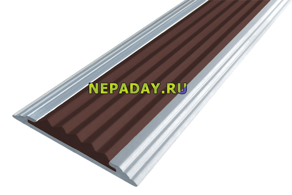 Алюминиевая анодированная накладная полоса Стандарт с одной вставкой темно-коричневого цвета против скольжения