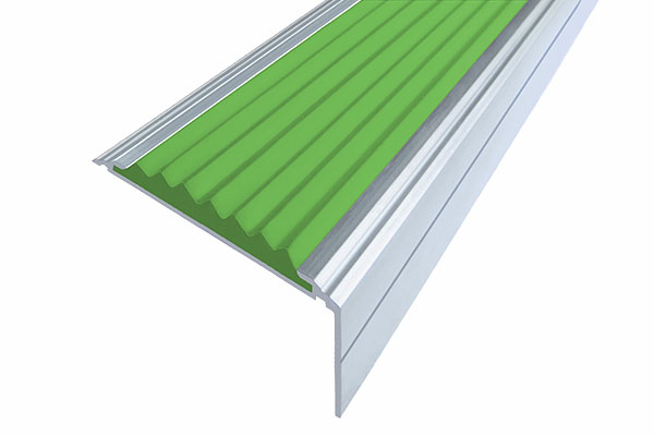 Алюминиевая анодированная накладной угол Премиум 50 мм с одной вставкой зеленого цвета против скольжения