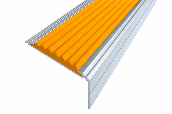 Алюминиевая анодированная накладной угол Премиум 50 мм с одной вставкой оранжевого цвета против скольжения