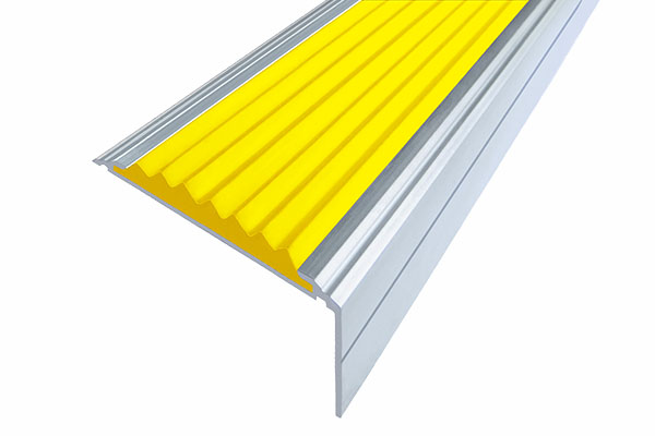 Алюминиевый накладной угол Премиум 50 мм с одной желтой вставкой против скольжения