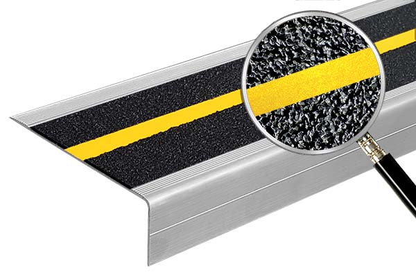 Алюминиевый накладной угол АУ71 с противоскользящей лентой 50 мм черного цвета с желтой полосой